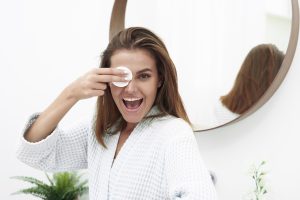 AGUA MICELAR: el todoterreno de higiene facial que te facilita la vida